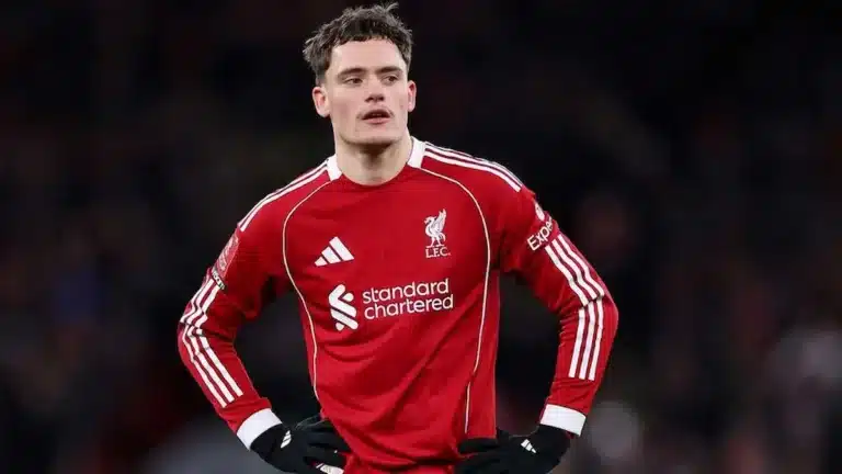 Florian Wirtz, con las manos en la cintura y gesto contrariado, durante el Liverpool-Fulham en Anfield