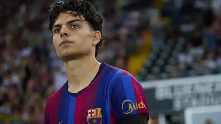 Xavi Espart con la camiseta blaugrana y un brazalete negro en el brazo izquierdo, sobre el terreno de juego con la grada de fondo