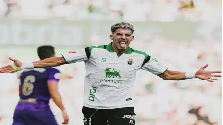 Yassir Zabiri celebra un gol con la camiseta del Racing de Santander, brazos abiertos y un rival de espaldas