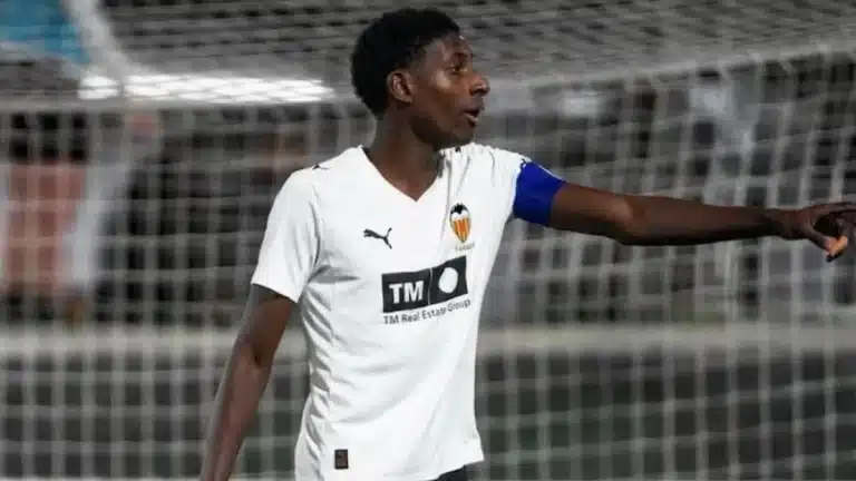 Yulian Mosquera, con el brazalete de capitán, da indicaciones a sus compañeros durante un partido con el Valencia CF