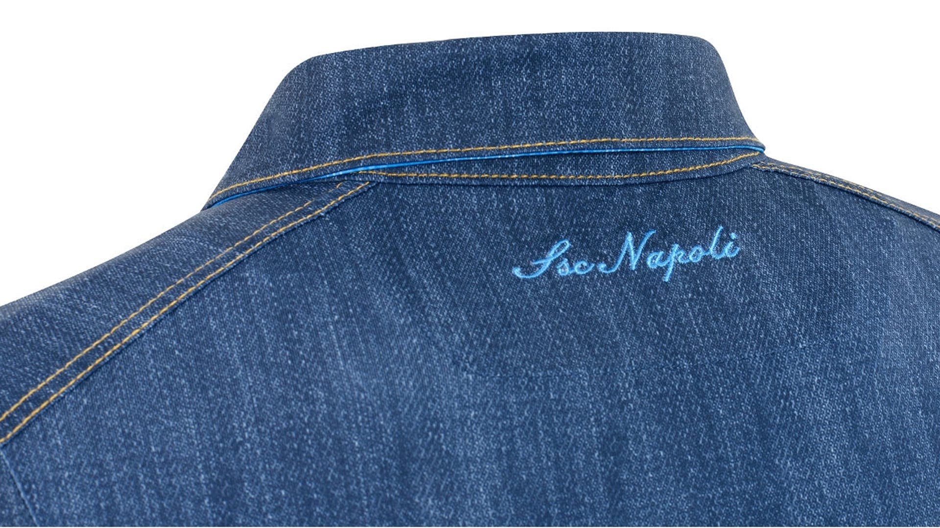 Las nuevas camisetas del Napoles son de un material que imita a los vaqueros
