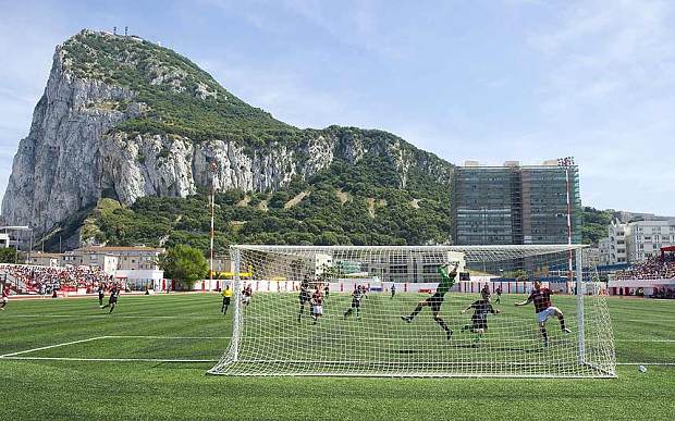 Vista del Peñon de Gibraltar desde su campo de fútbol. Foto: Agencias.