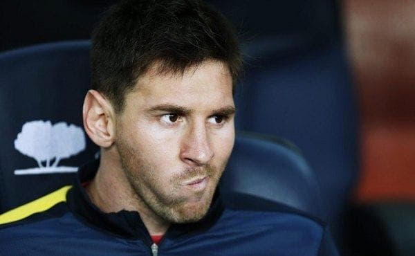 Messi molestia en el banquillo