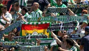 Aficionados del Betis despliegan sus bufandas