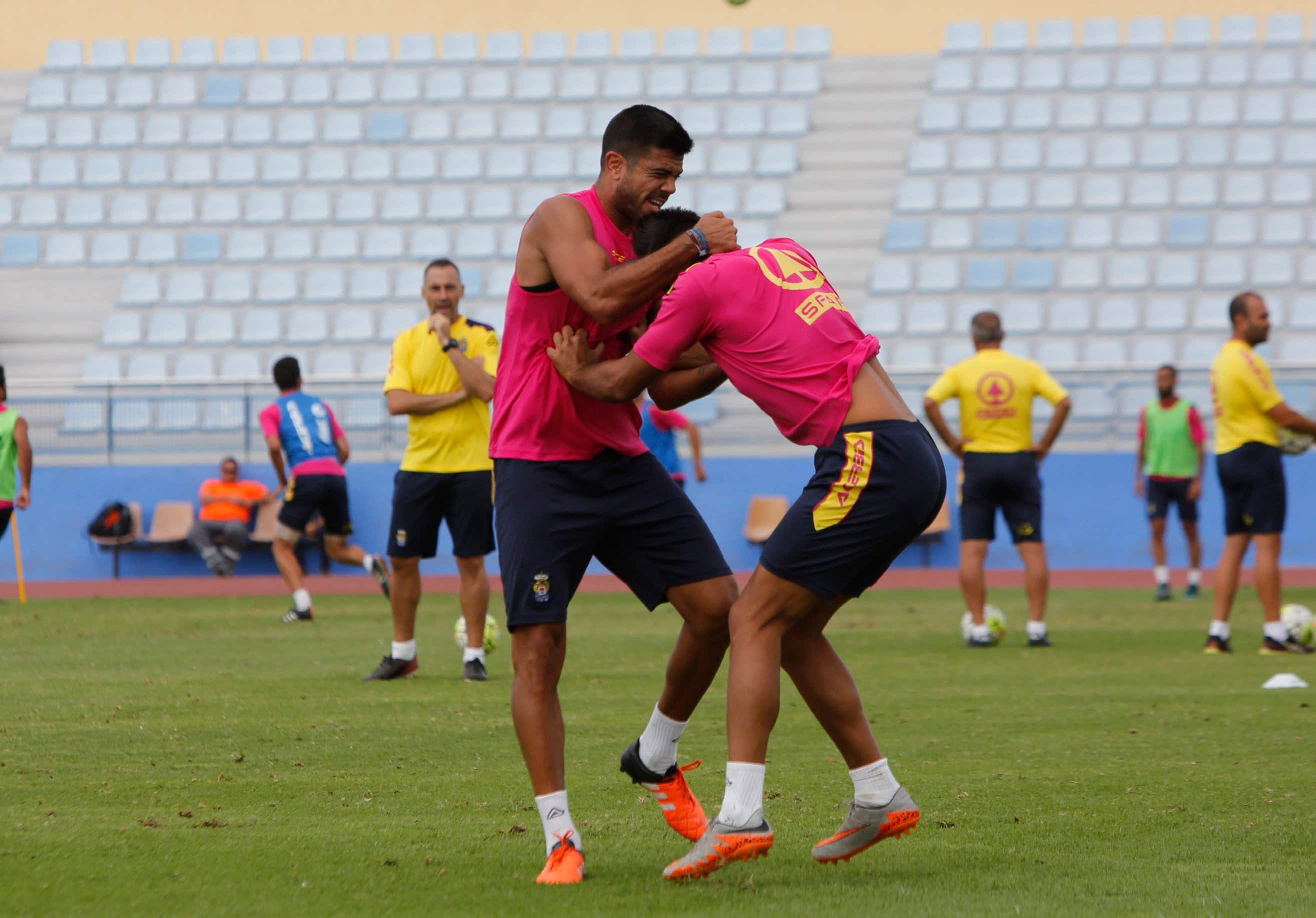 Dura pelea entre dos jugadores de Las Palmas en el entrenamiento (video)
