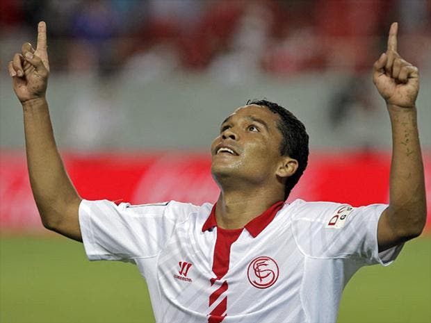 Carlos Bacca celebrando un gol con el Sevilla / Agencias