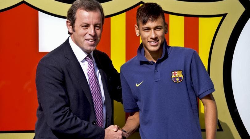 Sandro Rosell y Neymar Jr, frente las oficinas del club.