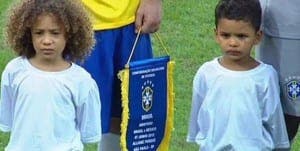 Los 'mini' Thiago Silva y David Luiz en el encuentro de ayer./ Agencias